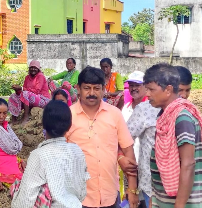 Tusarkumarmaju1's tweet photo. আজ VB-G RAM G-এর কাজের অগ্রগতি পরিদর্শন করতে তিন্না ইলামপুর পঞ্চানন স্মৃতি বিদ্যামন্দির মাঠে উপস্থিত ছিলাম। উন্নয়নের কাজ সঠিকভাবে এগিয়ে নিয়ে যেতে সরেজমিনে কাজের অগ্রগতি খতিয়ে দেখা হলো।
#VBG #RAMG #Tinna #Development #PublicService #Pandua https://t.co/oWjuhsbLed