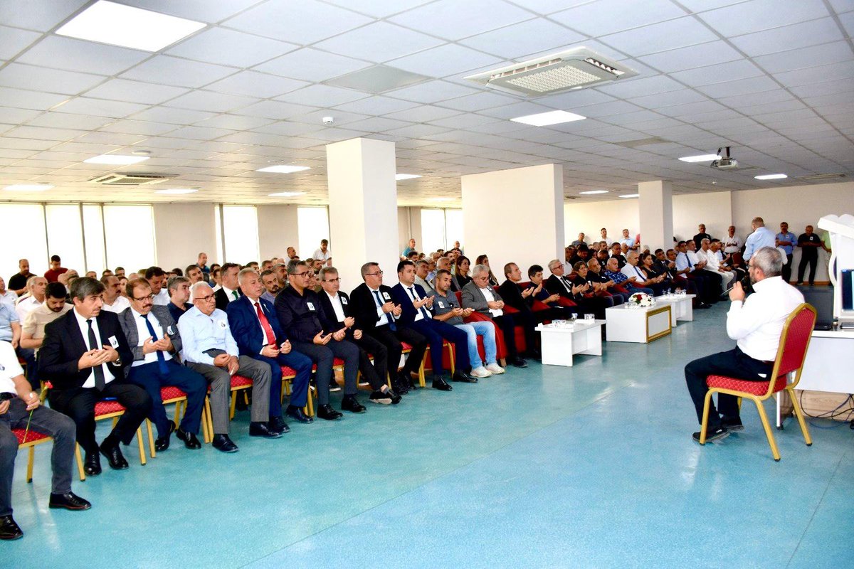 BatmanilMEM's tweet photo. Eğitim Müfettişleri Başkanı Hamit Aydın İçin Anma Programı Düzenlendi

Geçtiğimiz hafta geçirdiği ani kalp krizi sonucu hayatını kaybeden Batman İl Millî Eğitim Müdürlüğü Eğitim Müfettişleri Başkanı Hamit Aydın için anma programı düzenlendi.

Batman İl Millî Eğitim Müdürlüğü hizmet binasında bulunan toplantı salonunda gerçekleştirilen anma programına İl Millî Eğitim Müdürümüz Yaşar Ciğer, merhum Eğitim Müfettişleri Başkanı Hamit Aydın'ın ailesi, emekli olmuş eski mesai arkadaşları, il millî eğitim müdür yardımcıları, şube müdürleri, eğitim müfettişleri ve müdürlük çalışanları katıldı.

Program, Kur'an-ı Kerim tilavetiyle başladı. Tilavetin ardından merhum Hamit Aydın için dua edildi, merhum başkanın meslek hayatını ve anılarını içeren slayt gösterisi izlendi. Anma programında sırasıyla İl Millî Eğitim Müdür Yardımcısı Mustafa Arslan, Eğitim Müfettişleri Başkan Yardımcısı Fethullah Gürbüz, İl Millî Eğitim Müdürümüz Yaşar Ciğer ve son olarak merhumun ailesi adına kardeşi Cevat Aydın kürsüye gelerek duygu ve düşüncelerini paylaştı.

Merhum Hamit Aydın, görev yaptığı süre boyunca eğitim camiasına sunduğu katkılarla ve mesai arkadaşlarıyla olan güzel hatıralarıyla anıldı. Anma programı, merhumun fotoğrafına karanfil bırakılmasının ardından yapılan ikramla sona erdi.

@tcmeb @Yusuf__Tekin @batmanvaliligi @yasarciger