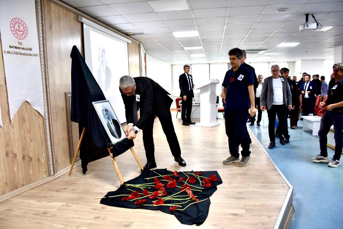 BatmanilMEM's tweet photo. Eğitim Müfettişleri Başkanı Hamit Aydın İçin Anma Programı Düzenlendi

Geçtiğimiz hafta geçirdiği ani kalp krizi sonucu hayatını kaybeden Batman İl Millî Eğitim Müdürlüğü Eğitim Müfettişleri Başkanı Hamit Aydın için anma programı düzenlendi.

Batman İl Millî Eğitim Müdürlüğü hizmet binasında bulunan toplantı salonunda gerçekleştirilen anma programına İl Millî Eğitim Müdürümüz Yaşar Ciğer, merhum Eğitim Müfettişleri Başkanı Hamit Aydın'ın ailesi, emekli olmuş eski mesai arkadaşları, il millî eğitim müdür yardımcıları, şube müdürleri, eğitim müfettişleri ve müdürlük çalışanları katıldı.

Program, Kur'an-ı Kerim tilavetiyle başladı. Tilavetin ardından merhum Hamit Aydın için dua edildi, merhum başkanın meslek hayatını ve anılarını içeren slayt gösterisi izlendi. Anma programında sırasıyla İl Millî Eğitim Müdür Yardımcısı Mustafa Arslan, Eğitim Müfettişleri Başkan Yardımcısı Fethullah Gürbüz, İl Millî Eğitim Müdürümüz Yaşar Ciğer ve son olarak merhumun ailesi adına kardeşi Cevat Aydın kürsüye gelerek duygu ve düşüncelerini paylaştı.

Merhum Hamit Aydın, görev yaptığı süre boyunca eğitim camiasına sunduğu katkılarla ve mesai arkadaşlarıyla olan güzel hatıralarıyla anıldı. Anma programı, merhumun fotoğrafına karanfil bırakılmasının ardından yapılan ikramla sona erdi.

@tcmeb @Yusuf__Tekin @batmanvaliligi @yasarciger