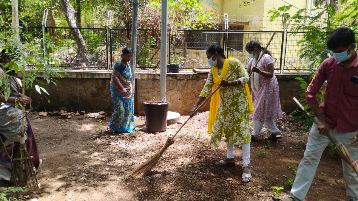AIRMADURAI's tweet photo. #akashvanimadurai cleaning the office with local NGOs
#radioshow #broadcast #madurai #swachbharat https://t.co/laNriiI8e9