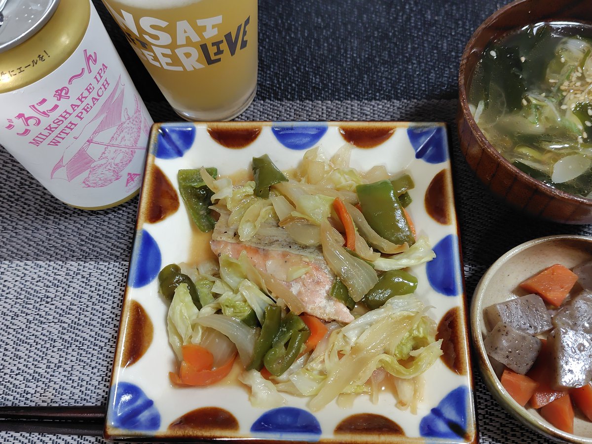 R__ru's tweet photo. ←昨日　鮭ムニエル、レッドムーンのソテー、テキトーリゾット(残���物)、キャベツスープ
今日→　ちゃんちゃん焼き、ねぎわ��めスープ、にんじんこんにゃく煮
 #あるるごはん https://t.co/scp5gbmXdp