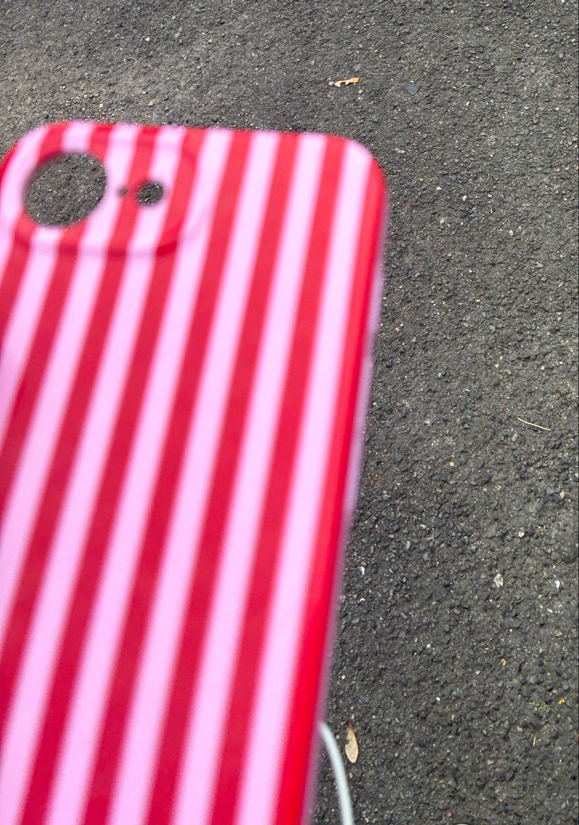 bleeughh's tweet photo. I look like an ACTUAL clown oml im wearing this stupid goofy stripy cardigan and this stupid stripy phone case to go with it 💔💔💔💔💔💔 I forgot to change my phone case https://t.co/rXxOBEIiMC