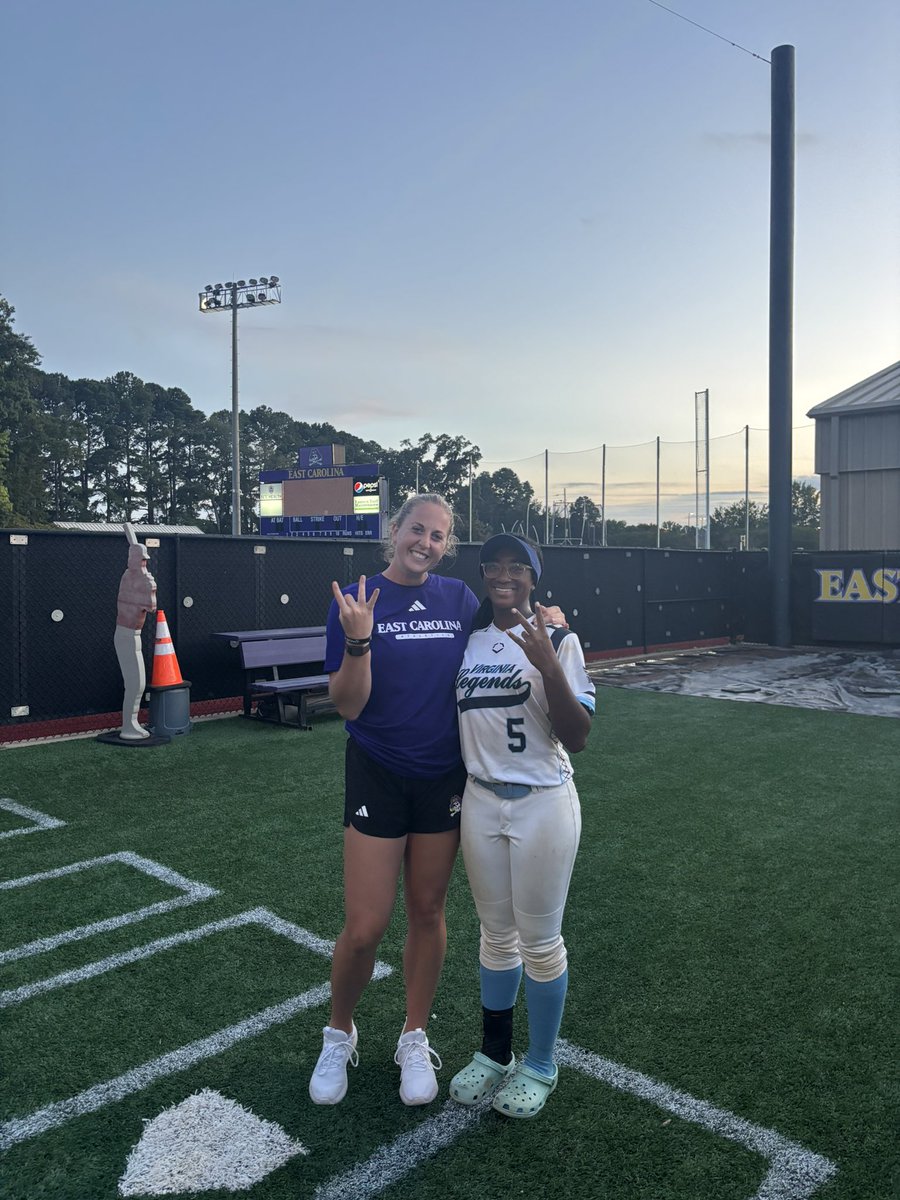 brielle_creque's tweet photo. I had fun at the @ecu__softball camp on Saturday! Thank you coaches for all the help.💜💛 I even got a chance to meet a player on the USVI Women's National Team! https://t.co/NrzdwX9yNL