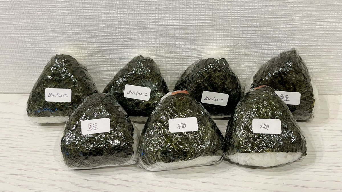 naocomatsu's tweet photo. 朝作った非常食のおにぎり30個🍙
関東への際接近前に在庫僅少。

心許ない量だしもう一回炊いとくか… https://t.co/aFWtadHXfe