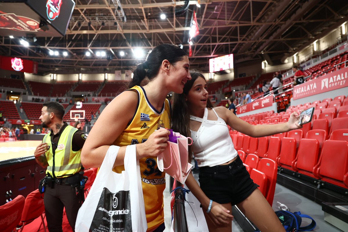 Athinaikoswbc's tweet photo. Some connections go beyond basketball. Loved then, welcomed now. ⚡️🫂 @mariellafasoula 

#athinaikos #athinaikoswbc #zaragoza #spain #basketball https://t.co/v8JjQnPhUk