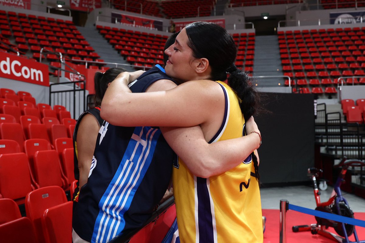 Athinaikoswbc's tweet photo. Some connections go beyond basketball. Loved then, welcomed now. ⚡️🫂 @mariellafasoula 

#athinaikos #athinaikoswbc #zaragoza #spain #basketball https://t.co/v8JjQnPhUk