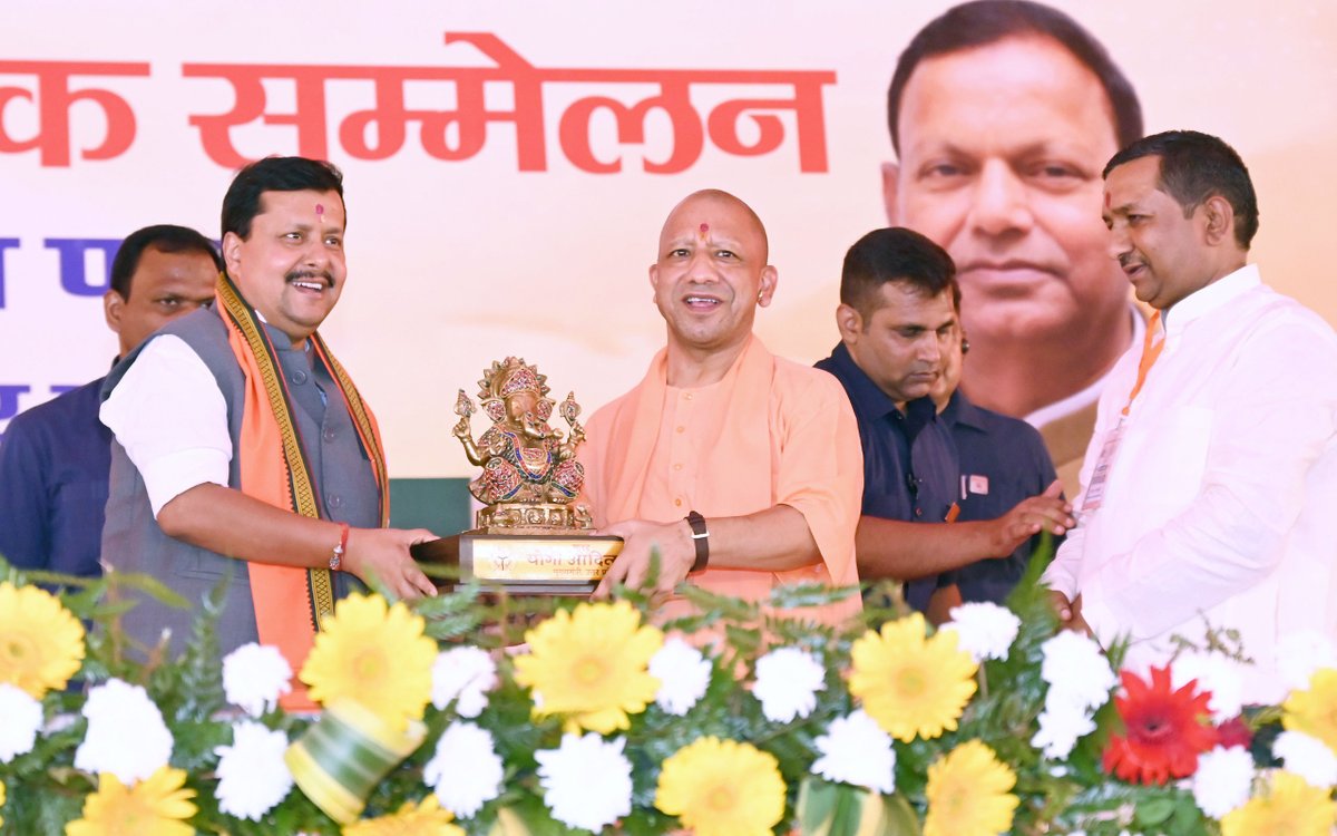 myogiadityanath's tweet photo. भारतीय जनता पार्टी ही एकमात्र ऐसा दल है, जो यह कह सकता है कि 'व्यक्ति से बढ़कर दल और दल से बढ़कर राष्ट्र'।

@BJP4India के माननीय राष्ट्रीय अध्यक्ष श्री @NitinNabin जी के साथ आज जनपद मेरठ में आयोजित शक्ति केंद्र संयोजक सम्मेलन, भाजपा (पश्चिम क्षेत्र) में सम्मिलित हुआ।

इस अवसर पर @BJP4UP के मा. प्रदेश अध्यक्ष श्री @mppchaudhary जी, मा. राष्ट्रीय मंत्री व उत्तर प्रदेश के सह-प्रभारी श्री @IJAGDISHPATEL जी एवं मा. प्रदेश महामंत्री (संगठन) श्री @idharampalsingh जी की भी उपस्थिति रही।

सभी शक्ति केंद्र संयोजकों तथा कर्मठ कार्यकर्ताओं का हृदय से स्वागत एवं अभिनंदन।