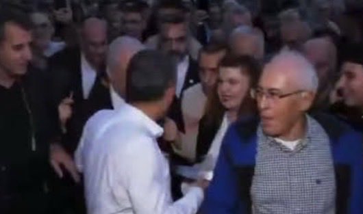 hikmetgenc's tweet photo. “Ayağına kurşun sıktılar” dedikodusu yayıldı, aksini ispatlamak için, “ayağım kırıldı ahan bu da ispatı” deyip ayak röntgen filmini paylaştı.
***
Mezarlıkta kafayı çektiği görüntüler ortaya çıktı, soluğu şadırvanda aldı!..
***
Kendisine börek ikram etmek isteyen kadını azarladı. Ertesi gün “bak börek yiyoruz” görüntülerini paylaştı.
***
Hasılıkelam, çok yapmacık, çok çapsız imaj çalışmalarına devam ediyor.

Demem o ki, ne kadar Yeni'lersen yenile, tıynet aynı!

https://t.co/PG4T0UVunR
