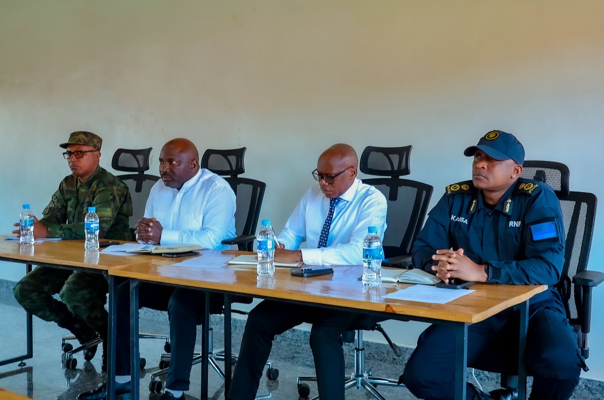 MusanzeDistrict's tweet photo. Hagamijwe kunoza ubukerarugendo muri Pariki y’Igihugu y’Ibirunga, i Musanze hateraniye inama ihuje @RwandaNorth, @RwandaWest na RDB iyobowe na ba Guverineri @gahundemaurice na Ntibitura Jean Bosco. Yitabiriwe n'Abayobozi b'Uturere n'Imirenge bikora kuri Pariki &amp;Inzego z'umutekano https://t.co/SvdRbktduo