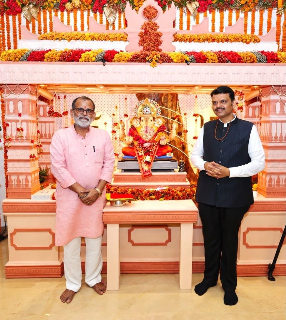 BJPSanjayPandey's tweet photo. ॥ श्री गणेशाय नमः ॥

‘वर्षा’ या मुख्यमंत्री शासकीय निवासस्थानी विराजमान झालेल्या श्री गणरायाचे आज मनोभावे दर्शन घेतले.

विघ्नहर्त्या गणरायाच्या चरणी महाराष्ट्राच्या उज्ज्वल भविष्यासाठी प्रार्थना केली. राज्यातील प्रत्येक कुटुंबात आनंद आणि समाधान नांदो, शेतकऱ्यांच्या मेहनतीला भरभरून यश मिळो, तरुणांना नव्या संधी मिळोत आणि प्रत्येक नागरिकाचे जीवन सुखकर होवो, अशी मनोकामना व्यक्त केली.

मुख्यमंत्री देवेंद्रजी फडणवीस यांच्या नेतृत्वात महाराष्ट्राच्या विकासाचा वेग असाच कायम राहो, राज्यातील प्रत्येक भाग प्रगतीच्या प्रवाहात सहभागी होवो आणि जनकल्याणासाठी सुरू असलेल्या प्रत्येक प्रयत्नाला बाप्पांचे आशीर्वाद लाभोत, हीच श्री गणरायाच्या चरणी प्रार्थना.

गणपती बाप्पा मोरया! 🙏

@Dev_Fadnavis @BJP4Maharashtra @BJP4Mumbai @BJP4Versova