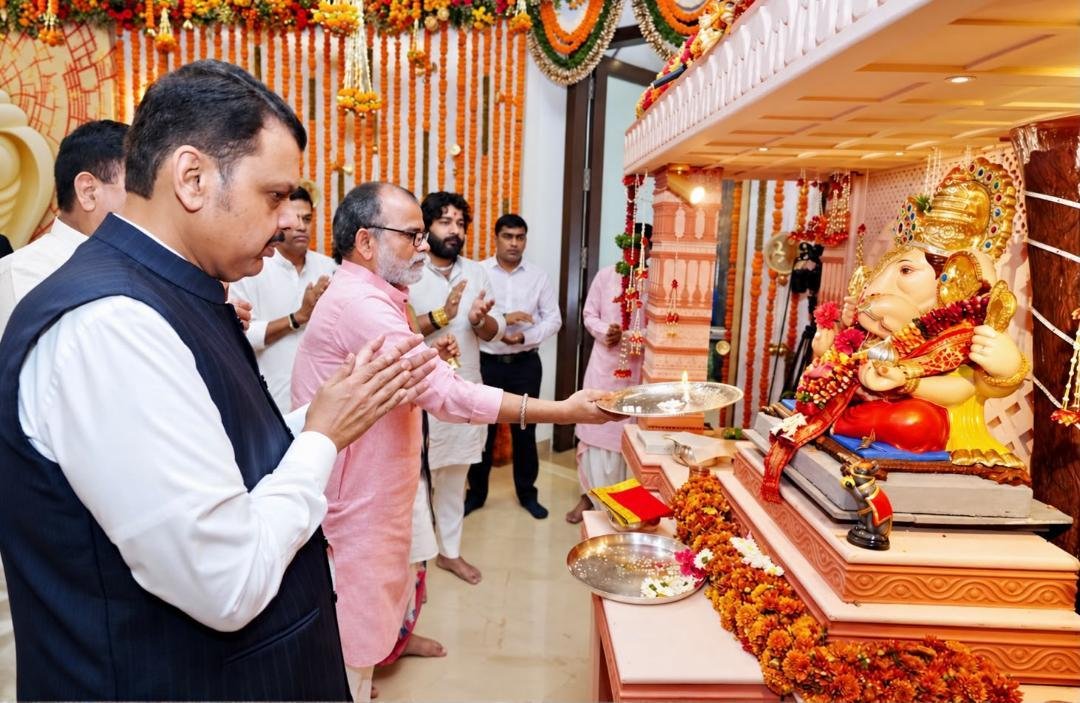 BJPSanjayPandey's tweet photo. ॥ श्री गणेशाय नमः ॥

‘वर्षा’ या मुख्यमंत्री शासकीय निवासस्थानी विराजमान झालेल्या श्री गणरायाचे आज मनोभावे दर्शन घेतले.

विघ्नहर्त्या गणरायाच्या चरणी महाराष्ट्राच्या उज्ज्वल भविष्यासाठी प्रार्थना केली. राज्यातील प्रत्येक कुटुंबात आनंद आणि समाधान नांदो, शेतकऱ्यांच्या मेहनतीला भरभरून यश मिळो, तरुणांना नव्या संधी मिळोत आणि प्रत्येक नागरिकाचे जीवन सुखकर होवो, अशी मनोकामना व्यक्त केली.

मुख्यमंत्री देवेंद्रजी फडणवीस यांच्या नेतृत्वात महाराष्ट्राच्या विकासाचा वेग असाच कायम राहो, राज्यातील प्रत्येक भाग प्रगतीच्या प्रवाहात सहभागी होवो आणि जनकल्याणासाठी सुरू असलेल्या प्रत्येक प्रयत्नाला बाप्पांचे आशीर्वाद लाभोत, हीच श्री गणरायाच्या चरणी प्रार्थना.

गणपती बाप्पा मोरया! 🙏

@Dev_Fadnavis @BJP4Maharashtra @BJP4Mumbai @BJP4Versova