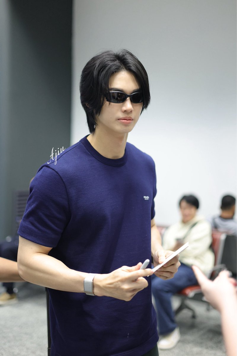 Ajiuuu_'s tweet photo. Another set of original photos with no editing needed😎😎

WIN BOUND FOR MILAN

#PRADASS27xWIN
#RADASS27
#PRADA 
@Prada
#winmetawin 
@winmetawin https://t.co/QiW33QaaFf