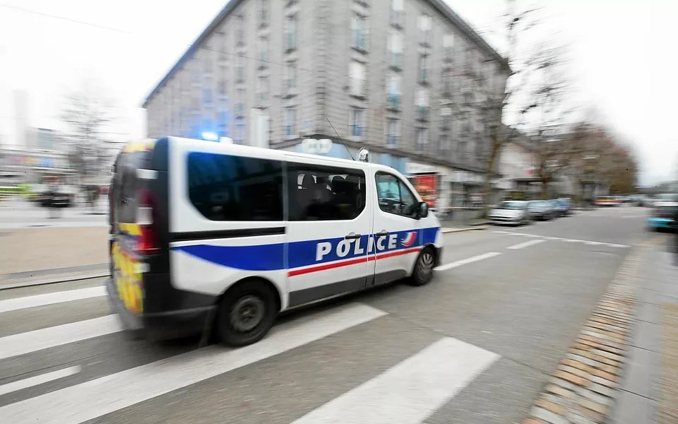 tvlofficiel's tweet photo. 🇰🇲 À Brest, un clandestin comorien de 41 ans est accusé d'avoir violé une fillette de 8 ans. Les faits remontent au 29 août. L'homme l'aurait emmenée dans une chambre après le départ de sa mère, avant de la déshabiller et de lui mettre la main sur la bouche pendant le viol. Le suspect reconnaît avoir « frotté » son sexe contre la fillette mais conteste toute pénétration et intimidation.

Arrivé illégalement en France en 2021, le Comorien ne travaille pas. Il a été mis en examen pour viol et agression sexuelle et placé en détention provisoire.