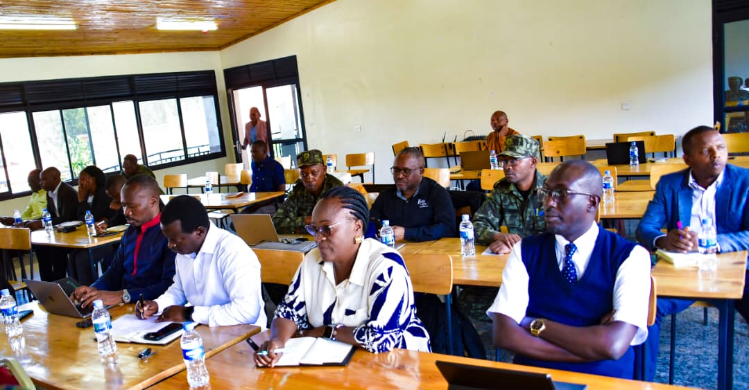 MusanzeDistrict's tweet photo. Hagamijwe kunoza ubukerarugendo muri Pariki y’Igihugu y’Ibirunga, i Musanze hateraniye inama ihuje @RwandaNorth, @RwandaWest na RDB iyobowe na ba Guverineri @gahundemaurice na Ntibitura Jean Bosco. Yitabiriwe n'Abayobozi b'Uturere n'Imirenge bikora kuri Pariki &amp;Inzego z'umutekano https://t.co/SvdRbktduo