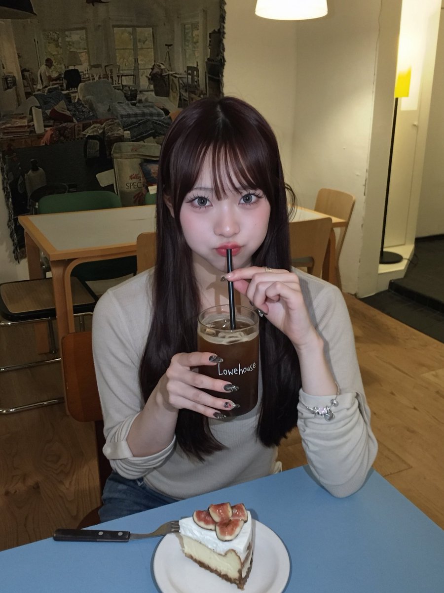 moe_pxrb's tweet photo. 甘いデザートにはぜったいコーヒー☕️🍰
無花果のチーズケーキおいしかった❤️ https://t.co/qm2sZMyaXm