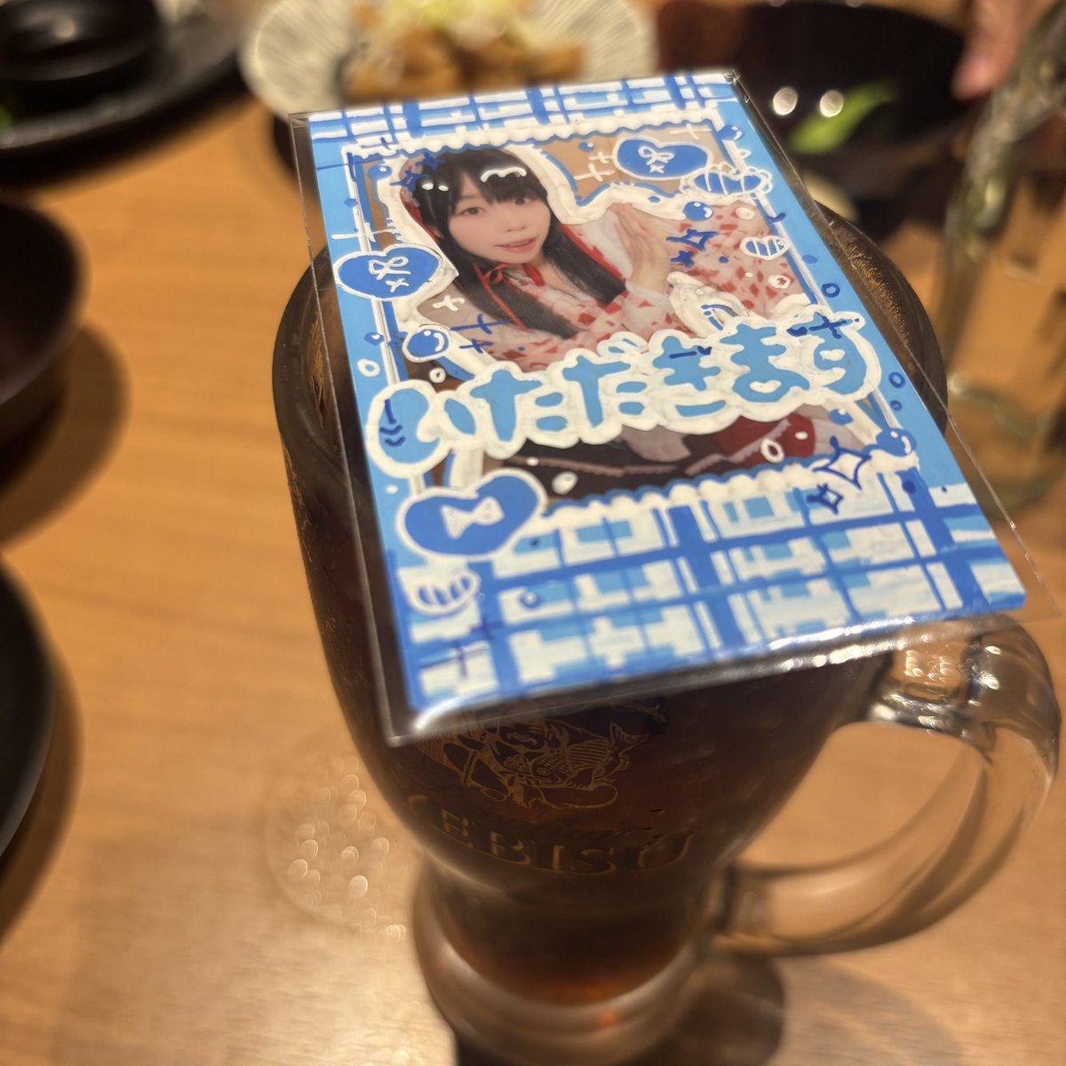 y615117's tweet photo. 居酒屋めし！
なお、こちらはにーなちゃのオンチェキを見せびらかすためだけの写真です https://t.co/tpeFmygpKY