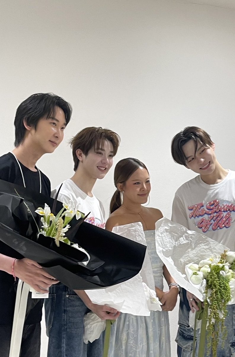 _summerdecember's tweet photo. 💥🎬🌤️🌅

เด็กฟิล์มอย่างเรา มีความหวังกับการเติบโตของ Thai Production เสมอ ไม่ว่าจะได้อยู่ในบทบาทไหนของโพรดักชัน พาร์ตเบื้องหลังที่เคยได้ทำก็แรนดอมมากๆ ตั้งแต่โพรดิวซ์ เสิร์ฟน้ำ รันคิวเอ็กซ์ตรา ปอกมะม่วงให้นักแสดง ไปจนถึงกำกับ แต่จุดที่จะได้มาเป็นเจ้าข���งผลงานที่ได้รับ Series Adaptation ถือเป็นโอกาสที่แรร์ และไม่ได้เกิดขึ้นบ่อย มันทำให้เรารู้สึกเหมือนได้ขยับกระดึ๊บๆ 🐛 จากพื้นที่หลังจอ เฉียดเข้ามาใกล้หน้าจอมากขึ้นอีกหน่อย 🎬

ตัวเราเมื่อ 12 ปีก่อนที่ยังนั่งเครียดเรียนวิชาเขียนบท ก็ไม่เคยมีความฝันนี้ในหัว ดังนั้น จะบอกว่า Series Adaptation คือฝันที่เป็นจริงก็คงไม่ได้ ส่วนในเส้นทางชีวิตนักเขียน ก็ยังไม่มีอะไร top ความรู้สึกของการถูกรักโดยนักอ่าน และการที่ตัวละครยังถูกจดจำและถูกรักมาเรื่อยๆ ได้อยู่ดี แต่บอกได้ว่า Series Adaptation คืออีกหนึ่งความตื่นเต้นและความภูมิใจของนักเขียนตัวเล็กๆ คนหนึ่ง ที่จบเอกฟิล์มมา และเป็นคนทำงานเบื้องหลังเหมือนกัน

The Chemistry ไม่ใช่เรื่องดัง เป็นนิยายเก่าตั้งแต่ปี 2020 ที่ไม่ได้อยู่ในกระแสปัจจุบัน ไม่เคยถูกเสนอขายให้ใคร เราเองก็ไม่ใช่นักเขียนมีชื่อ แถมไม่ค่อยจะ active วันที่ได้รับการติดต่อมาจึงมีความงงเป็นอย่างมาก55555 🥹 จนได้รู้ว่าการค้นพบครั้งนี้ เกิดจากความชื่นชอบ และความสนใจในนิยายเรื่องนี้จริงๆ เหมือนได้เป็นหนังสือเล่มเล็กๆ เล่มหนึ่งในร้านหนังสือใหญ่ที่ไม่ได้ถูกเลือกมาเพราะอยู่บนแผง best seller แต่แค่เพราะเป็นเรื่องราวที่ถูกจด���ำ��ดยคนที่เคยอ่านและรักมัน and it really touched my heart 🤍 ส่วนนี้ต้องขอบคุณฝั่ง Deep Publishing ด้วยค่ะ พี่เน็ต พี่สาว พี่ลูกจัน และพี่ๆ ในทีมที่น่ารักอีกหลายๆ คนที่ซัพพอร์ตและดูแลเม่ออย่างดีเสมอมา

ในพาร์ตของนิยายกับตัวละคร คนที่เคยอ่านนิยายเรา รวมถึงตัวเราเองที่เป็นคนเขียน ต่างมีภาพในหัว ไม่ว่าจะเกิดจากภาพวาดของพี่มวิบ หรือตัวบทบรรยาย ซึ่งทุกความเห็น ทุกการตีความ is the art of consuming art มัน valid เส���อมา และไม่มีผิดถูก

ขณะที่เวลาเราเขียน สิ่งที่เราให้ความสำคัญในการบรรยายอย่างมากและละเอียดกว่ารูปลักษณ์ตัวละครมาตลอด คือเรื่องของการกระทำ ความคิด นิสัย การแสดงออก น้ำเสียง จังหวะการพูด คำที่ใช้ ภาษากายต่างๆ เพราะเราก็มองตัวละครเหมือนคนคนหนึ่ง เสน่ห์คนเราไม่เคยมาจากรูปลักษณ์���พียงอย่างเดียว ถึงแม้ภาพในหัวเราจะเป็นภาพการ์ตูนลายเส้นพี่มวิบก็ตาม แต่พองานเปลี่ยน format จากตัวหนังสือและภาพ 2D มาเป็น live action เราก็ไม่ได้มีกรอบในด้าน appearance และพร้อมจะ explore ความเป็นไปได้ใหม่ๆ เสมอ

ติดตาม รอชมการออกแบบและสร้างสรรค์เรื่องราวของจ๊าบเจนในรสชาติของทีมวาบิซาบิ ผ่านการแสดงของน้องบีเวอร์และน้องต้นหลิว ขอบคุณทีมวาบิซาบิที่ชวนไปดูแฟนมีต The Sound of Us ด้วยค่ะ ออกแบบโชว์ได้ดีและสนุกมาก น้องบอกว่าเพลงที่เลือกมาจะทำให้ได้รู้จักตัวน้องมากขึ้น ก็คือจริงนะ เป็นโชว์ที่โดดเด่นในแบบที่ต่างเป็นตัวเองกันมากจริงๆ

เป็นกำลังใจให้ทีมงานทุกภาคส่วน ยินดีที่เราได้ cross path กัน ขอบคุณอีกครั้งค่ะ 

#TheChemistrySeries