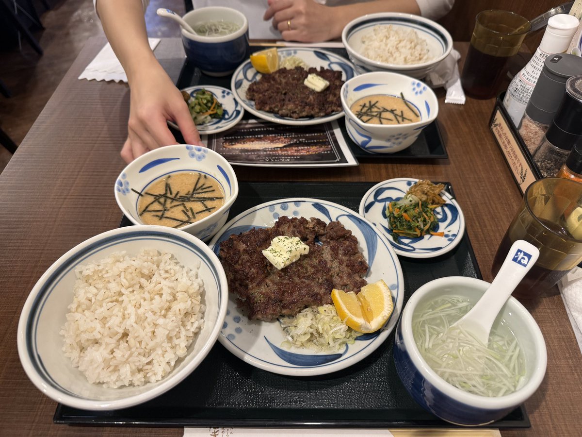 5107_m_'s tweet photo. 噂のねぎしのハンバーグを食べてきた
うますぎる
四つに分けてそれぞれ味変えて食べた
うますぎる
ほんでうますぎる https://t.co/eqtcPkltWA