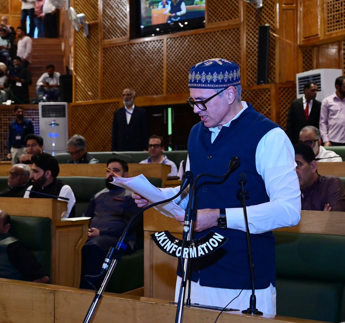 radionews_sgr's tweet photo. CM Omar Abdullah informed the J&K Assembly that ₹2,211.88 crore has been released from the Government’s own resources for beneficiary-oriented schemes this financial year. ₹1,325.07 crore has been utilised across key departments to support beneficiaries.
#JandKAssembly https://t.co/knw6CioKl3