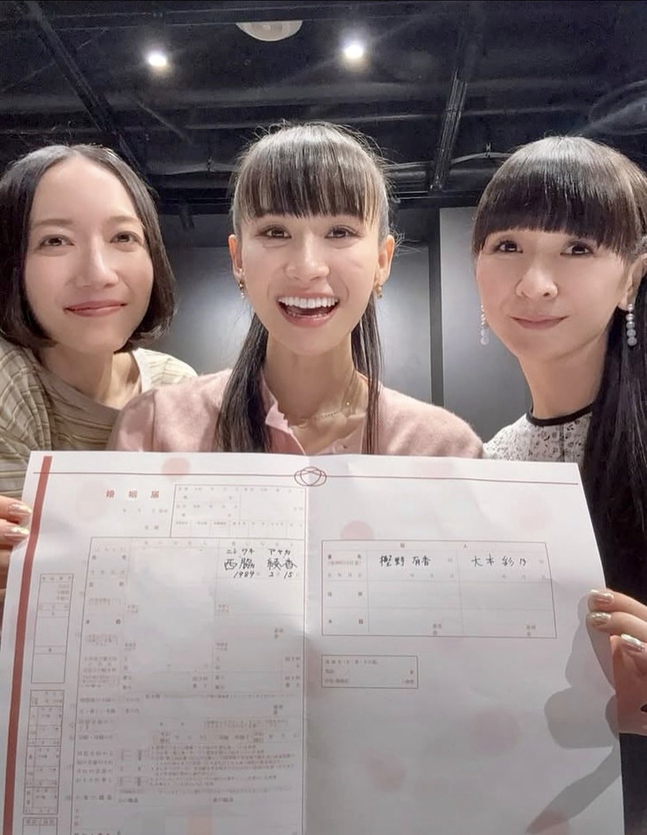 eriiiita's tweet photo. 挙式はもっと前にイタリアで挙げてて
デビュー日に3人同時に写真公開😭🤍

ふわっと香るストーリーを見て
この瞬間を待ち望んでたよ😭🤍

3人が変わらず仲良しで美しくて
ファン想いで…えーん😭🤍 https://t.co/iV4OGc976c