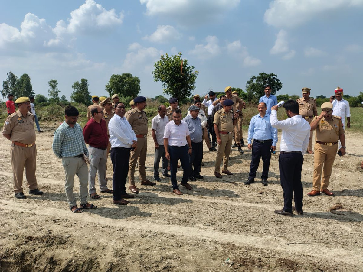 dm_kannauj's tweet photo. आज दिनांक 21-09-2026 को पुलिस अधीक्षक कन्नौज के साथ गणेश मूर्ति विसर्जन कार्यक्रम को सकुशल, शांतिपूर्ण एवं सुरक्षित ढंग से सम्पन्न कराने के दृष्टिगत अलियापुर घाट सहित अन्य विसर्जन स्थलों का निरीक्षण किया गया। निरीक्षण के दौरान विसर्जन स्थलों पर सुरक्षा व्यवस्था, बैरिकेडिंग, प्रकाश व्यवस्था, यातायात प्रबंधन, साफ-सफाई, पेयजल, भीड़ नियंत्रण तथा श्रद्धालुओं की सुविधा से संबंधित व्यवस्थाओं के संबंध में संबंधित अधिकारियों को आवश्यक दिशा निर्देश दिए गए।
@CMOfficeUP 
@UPGovt 
@InfoDeptUP 
@ChiefSecyUP
