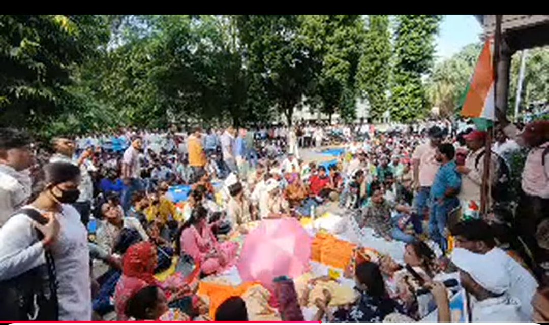 sach12345678901's tweet photo. Years of prep wiped out overnight by sudden rule changes. UP TGT aspirants take to the streets—demanding a roll back of the TET in UP TGT and an immediate release of long-pending vacancies. Hear the youth! 📢
#UP_TGT_PGT #RollbackNewNiyamawali #UPTeacherRecruitment https://t.co/CtpQfE1G1H