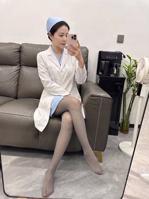 Theo78296275265's tweet photo. 90后护士，工作时是守护大家的白衣天使，下班后是沉迷高跟鞋与丝袜的精致老阿姨。来X是为了交到同频的朋友，私信我吧。#反差   #上下班两幅面孔        #丝袜 https://t.co/nbpZ1ZYM1X