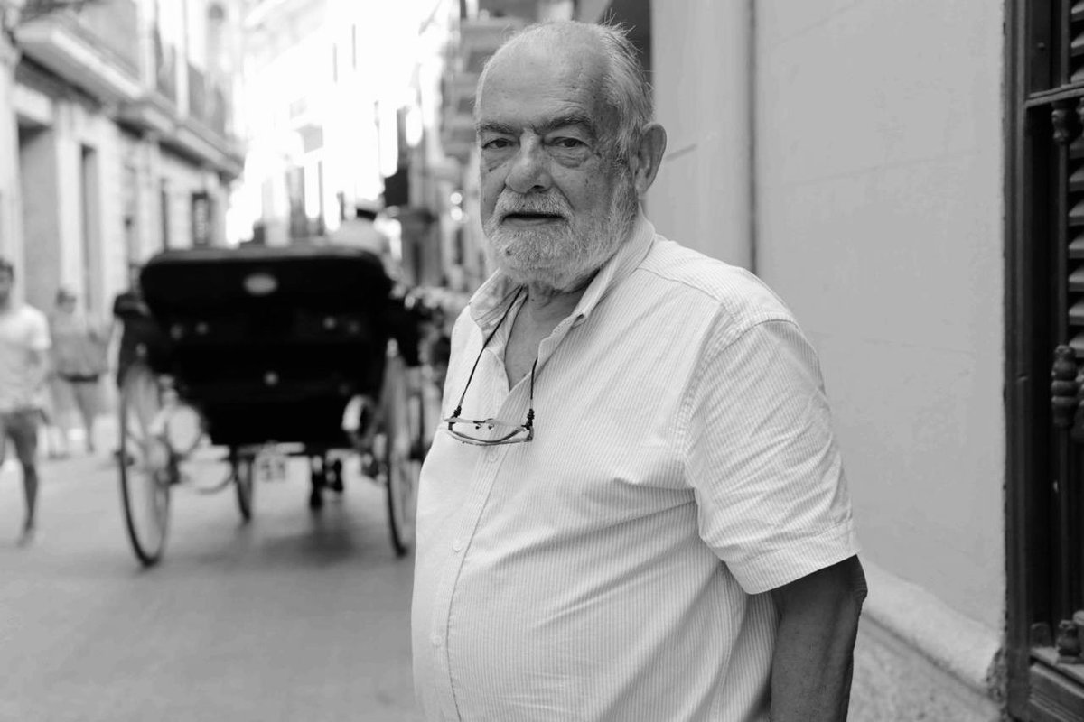 psibpsoe's tweet photo. Ens deixa Antoni Tarabini, i aquesta societat que tant va estimar perd un dels seus referents. 

Persona propera i sensible. Un socialista lluitador, fundador del Partit a les Illes, amb la justícia social i el benestar de tothom com a brúixola. 

Toni va dedicar la seva vida a pensar, a batallar des de la mirada crítica i compromesa per fer realitat els nostres somnis col·lectius. Ens va fer millors, ens va inspirar i avui ens deixa un buit immens i un llegat per generacions. 

🖤Que la terra et sigui lleu, estimat company.