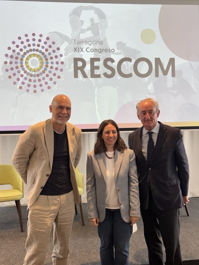 OMC_Esp's tweet photo. Tomás Cobo llama a reforzar el papel de los colegios de médicos como voz de referencia para la sociedad 

Clausura del XIX Congreso Nacional de Responsables de Comunicación de Colegios de Médicos #RESCOM organizado por el @comtgna junto a su presidente Sergi Boada @Sebopi y Lucía López Cerdán delegada @govtarragona 

https://t.co/9C0HGdVtWu