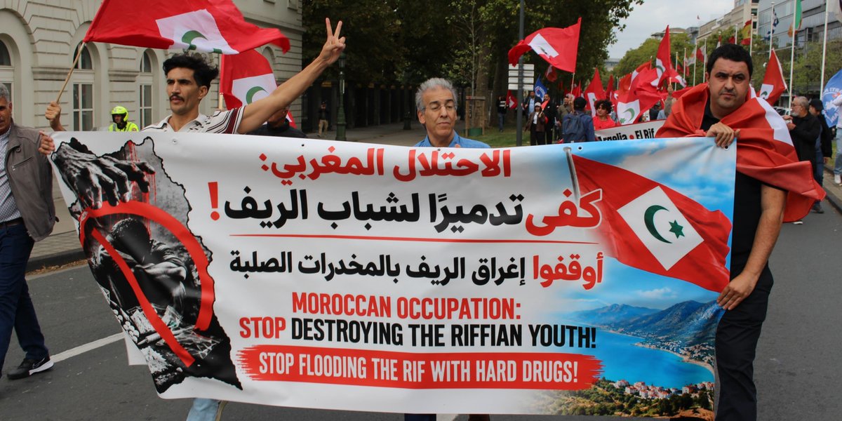 YGhadioui's tweet photo. 🛑 Uno de los mensajes más contundentes dirigidos a la ocupación marroquí durante la Marcha por la Independencia del Rif, celebrada en la capital europea, Bruselas:

[¡Dejen de destruir a la juventud rifeña con las drogas duras y de inundar el Rif con estas sustancias peligrosas! https://t.co/ma8cypnSMt