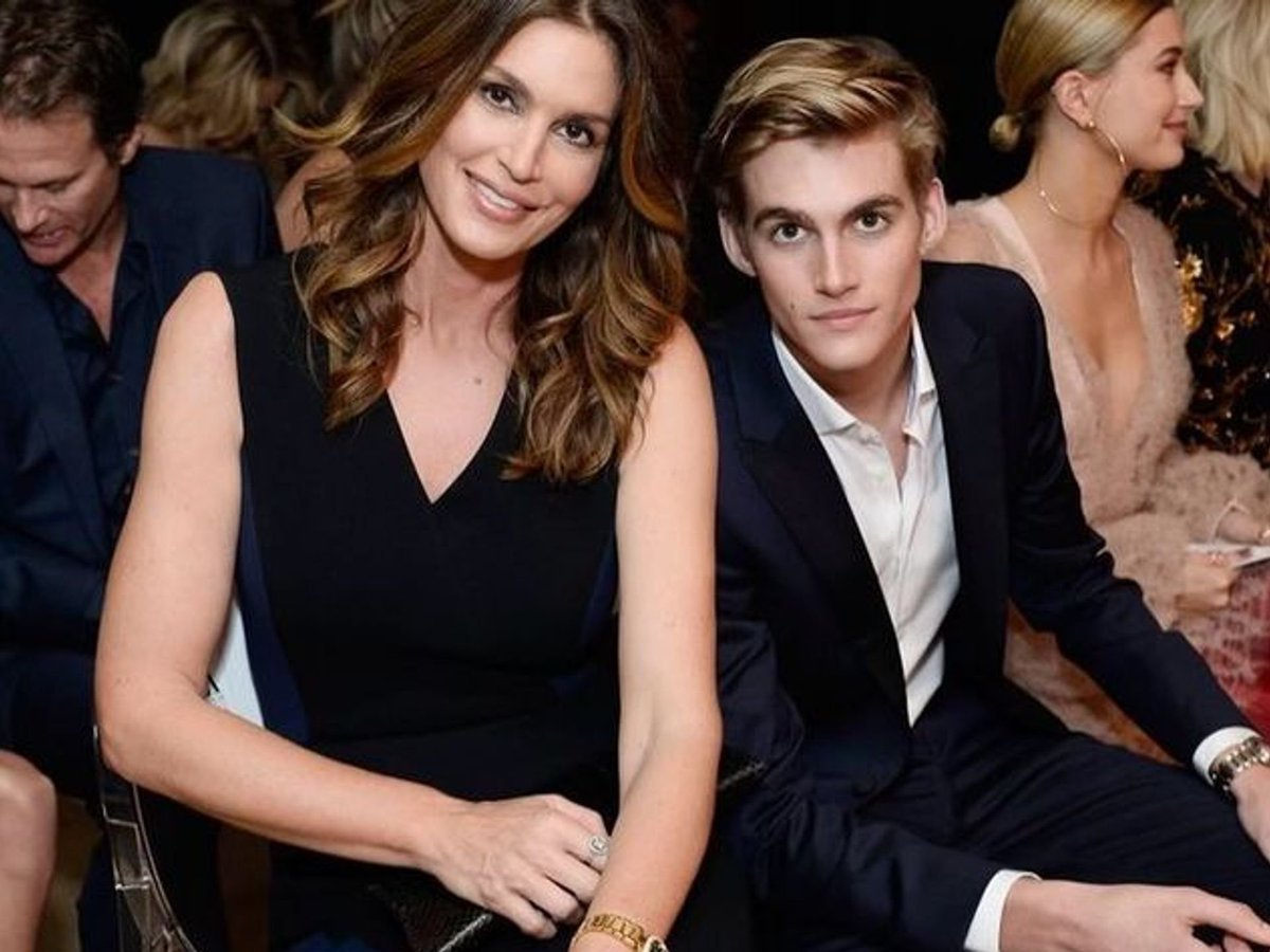 DiscoramaAR's tweet photo. Durante décadas miramos a Cindy Crawford y vimos una de esas vidas que parecen haber recibido todos los privilegios: belleza, fama, fortuna, éxito. Una carrera extraordinaria. Una familia hermosa, fotografiada tantas veces como si la vida pudiera quedar detenida en una imagen perfecta.

Y quizás, desde afuera, imaginamos que algunas personas viven dentro de una burbuja que las protege de aquello que tememos los demás.

Pero no existe esa burbuja.

Hay dolores frente a los cuales desaparecen el dinero, los apellidos, las mansiones, las portadas y todos los privilegios que podamos acumular.

La fama puede amplificar una vida, pero no puede protegerla.

Y pocas cosas derrumban más brutalmente cualquier ilusión de invulnerabilidad que la muerte de un hijo. Porque un padre no pierde solamente a la persona que ama: pierde también los años que imaginó junto a ella, los cumpleaños que no llegarán, las conversaciones pendientes, los proyectos, las Navidades, los abrazos futuros. Pierde una parte del mañana.

Durante tantos años, millones de personas miraron a Cindy Crawford y probablemente pensaron, alguna vez, que tenía todo.

Hoy, frente a semejante dolor, nadie querría estar en su lugar.

Porque detrás del ícono, de la supermodelo, de las fotografías y de aquella imagen de una vida extraordinaria, queda algo infinitamente más sencillo y más terrible:

una madre que perdió a su hijo.

Y entonces recordamos que, al final, por diferentes que parezcan nuestras vidas, ante ciertas cosas somos exactamente lo mismo:

mortales.

Que este joven encuentre ahora la paz que, quizás, tantas veces buscó en vida. Descanse en paz.