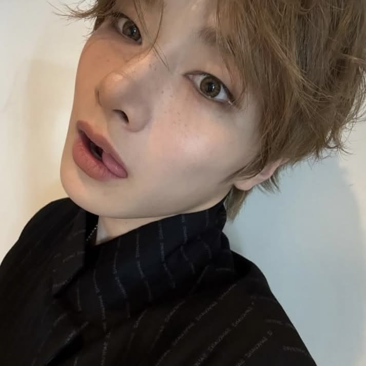 mansanitasr's tweet photo. ㅤ: ¨ ·.· ¨ :ㅤhyunin  os   |    no hagas ruido  🔞

hj estaba duro, así que se cogió a su mejor amigo enfrente de su novia. ᧈ𖹭 https://t.co/pFbaYZ5Dtm
