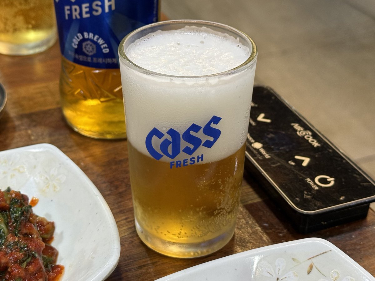 koropinkoropin's tweet photo. ユソンチッ 유성집
ポシンタン(特) 29000ウォン
ビール なんらかウォン
するたみっちよは神。隣の席の日本語学習者にも挑戦ですねと評されたけど、犬肉は聞いていたよりずっと普通においしい肉。結局ジビエはちゃんと血抜きをしているかどうかとした。臭み取りのタレは不要でそのまま食べられた。 https://t.co/3zxPrdTaUE