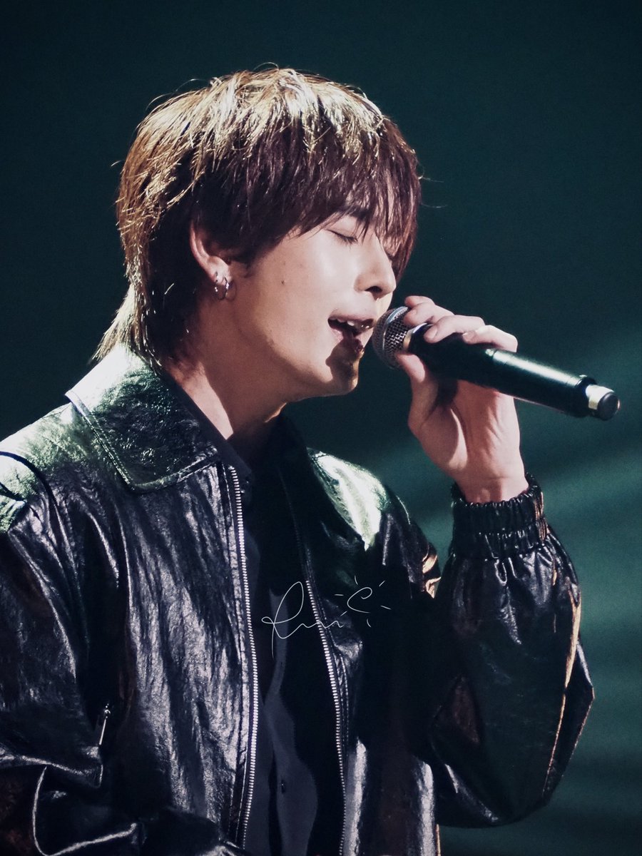 ru_kk325's tweet photo. ฉันอยากฟังเพลงของคุณมากกว่านี้🎤
歌う姿、綺麗だったなあ😔🌤️

#GMMTVFANDAY33INOSAKA
#PerthSantaXFanday33inOSAKA
#Santapp https://t.co/e1SSDih3Qh