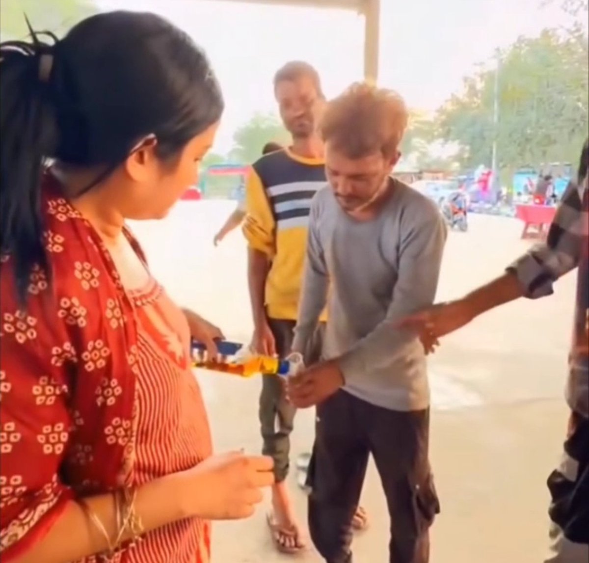 ChanakyaSpeaksX's tweet photo. लोग भूखों को खाना खिला कर पुण्य करना चाहते हैं।
लेकिन ये लड़की तो सीधा स्वर्ग जाना चाहती है।

भूखों को खाना खिलाते तो आपने कई लोगों को देखा होगा... लेकिन यहां गरीबों को गिलास भर-भरकर शराब बांटने का वीडियो चर्चा में है!

सोशल मीडिया पर वायरल इस वीडियो में एक युवती कुछ लोगों को शराब परोसती नजर आ रही है।

आखिर ऐसा आयोजन क्यों किया गया और इसका मकसद क्या था?