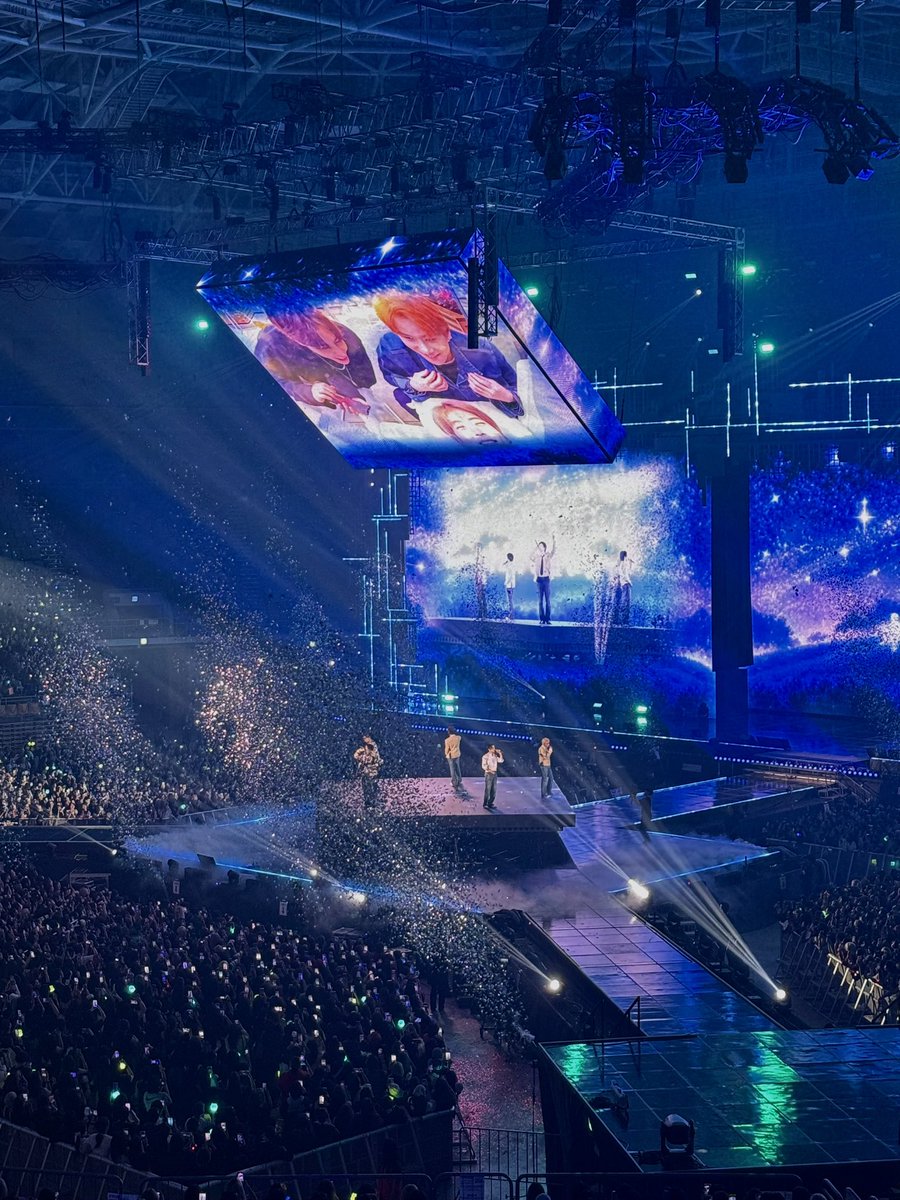 do0_plum's tweet photo. Day after day 이 무대 넘넘 좋앗음.. ㅜㅠ 전광판에 7명 그림자 띄우고 돌출 전광판에 10년간의 엔시티를 보여준게 진짜 눈물포인트였음 ㅠㅡㅠ https://t.co/p5wQ7IrFOE