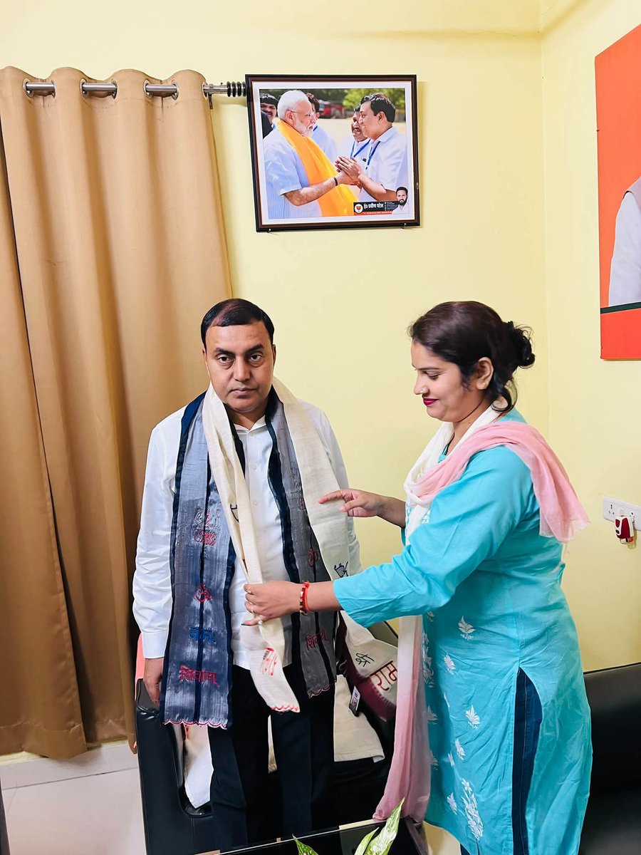 Ashok_KashiBJP's tweet photo. संगठन ही शक्ति है, कार्यकर्ता ही आधार हैं।

आज भाजपा क्षेत्रीय कार्यालय,रोहनिया में सम्मानित पदाधिकारियों,देवतुल्य कार्यकर्ताओं एवं आमजन से आत्मीय शिष्टाचार भेंट कर संगठनात्मक विषयों, आगामी कार्यक्रमों एवं वैचारिक विस्तार पर सार्थक विमर्श हुआ।

1/2 https://t.co/EEmK6WdKUy
