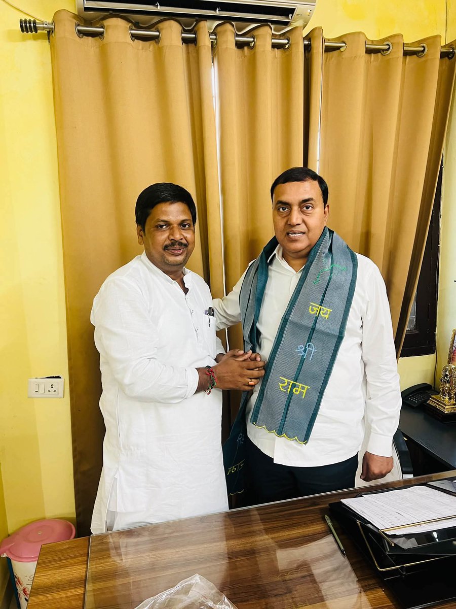 Ashok_KashiBJP's tweet photo. संगठन ही शक्ति है, कार्यकर्ता ही आधार हैं।

आज भाजपा क्षेत्रीय कार्यालय,रोहनिया में सम्मानित पदाधिकारियों,देवतुल्य कार्यकर्ताओं एवं आमजन से आत्मीय शिष्टाचार भेंट कर संगठनात्मक विषयों, आगामी कार्यक्रमों एवं वैचारिक विस्तार पर सार्थक विमर्श हुआ।

1/2 https://t.co/EEmK6WdKUy