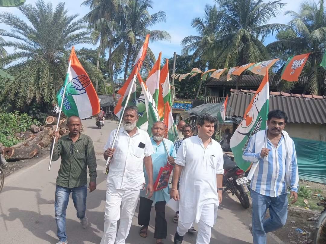 INCWestBengal's tweet photo. মিলন প্রধান জেলে, তবুও দমেনি কংগ্রেস কর্মীরা!

প্রার্থী প্রতিহিংসার  জেলে। তবু আমাদের মনোবল অটুট। দৃঢ় প্রতিজ্ঞ হয়ে জোর কদমে চলছে প্রচার।

আজ নন্দীগ্রাম বিধানসভা উপনির্বাচনে ভারতীয় জাতীয় কংগ্রেস মনোনীত প্রার্থী মিলন প্রধানের সমর্থনে নন্দীগ্রামের মীরের বাজার, সামসাবাদ অঞ্চলে পদযাত্রা ও ��্রচার কর্মসূচি সংগঠিত হয়।

এলাকার মানুষের অভূতপূর্ব সাড়া ও ভালোবাসা পাওয়া গেছে। মানুষ পরিবর্তন চায়, মানুষ হাত চিহ্নের সঙ্গেই আছে।

#Nandigram #VoteForHand #MilanPradhan
#VoteForCongress 

@INCIndia @kharge  @RahulGandhi @kcvenugopalmp 
@Jairam_Ramesh
@prakashjoshiinc
@SupriyaShrinate
@Pawankhera
@BPSinghINC_ @AmbaPrasadINC
@LuvDattaINC
@subhankar_cong
@asoke_raja