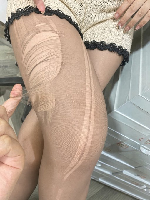 Simon325425's tweet photo. 90后已婚女老师，第一次玩X，dy不能发的在这里发，希望能交到���频的朋友   #老师         #已婚     #丝袜 https://t.co/kVupucIkP7