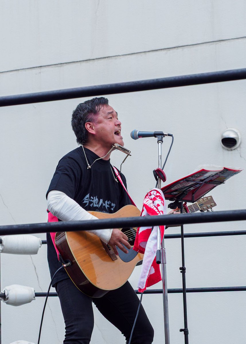 soixante78's tweet photo. プロレスと同じくらい楽しみにしていたのが、タマキングさんのライブ🎸
台風さえも吹き飛ばすかのような力強い歌声。プロレスに力をもらってきた、と言うけど私達もまた、貴方の歌声に力をいただきました。
（20260921 今池祭り） https://t.co/JCDAIpbWs1