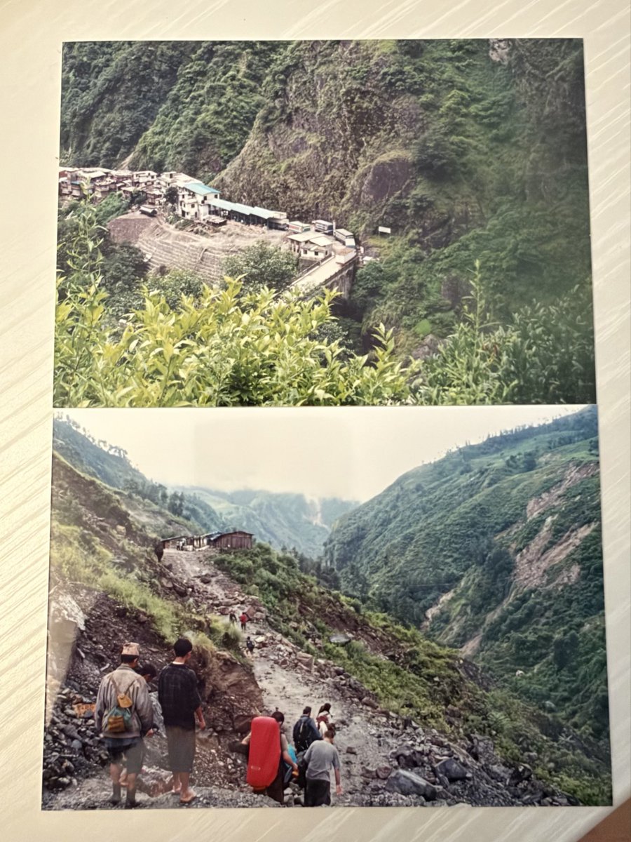 m2htd's tweet photo. 2026年8月26日、ネパールで土石流のあった中国国境検問の橋に中国側から向かっているところ、とネパール入国後に土砂崩れで道路までしばらく歩かざるをえなかったところ、の25年前の写真 https://t.co/iZITkzhHHg