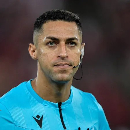 MarquinhosAssu2's tweet photo. Não é porque o Flamengo venceu ao Bragantino ontem, que não vamos aqui protestar e criticar a péssima arbitragem do pernambucano Rodrigo José Pereira de Lima, que conseguiu com seu anti-flamenguismo demonstrado, já em outras partidas, na partida de ontem irritar os jogadores do Flamengo, principalmente em não dar muitas faltas escandalosas deixando o jogo correr, já dando esses sinais no primeiro lance de ataque do Bragantino, numa falta clara em cima do Varela não marcada por ele. Péssima arbitragem.