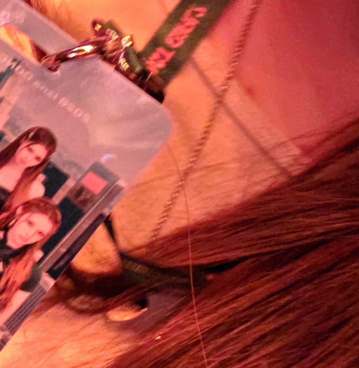 1oveings's tweet photo. 나 리마인이라 이 목걸이 사자마자 항상 차고다녔는데 이즈나콘서트가서 리센느 자만추함 https://t.co/eGSXiaj5pX