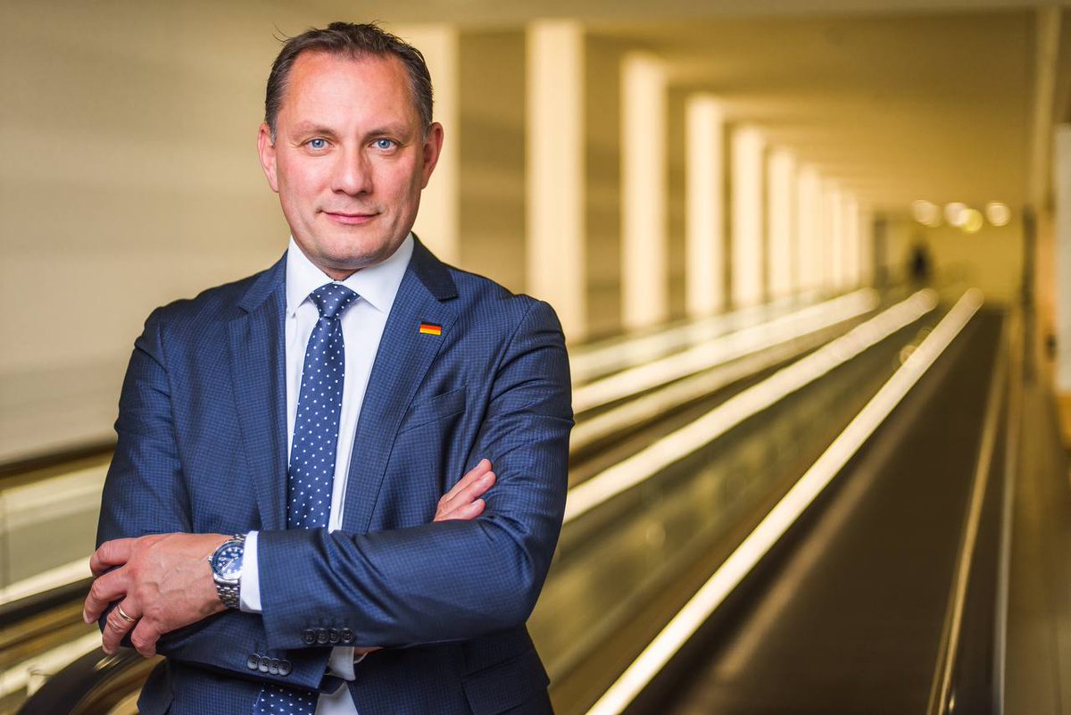 PrzemekShura's tweet photo. 🇩🇪 Niemiecka AfD domaga się dymisji rządu Friedricha Merza. Lider „Alternatywy” Tino Chrupalla oświadczył, że kanclerz powinien ustąpić ze stanowiska po „katastrofalnych” wynikach wyborów lokalnych – podaje DW.
„To także druzgocąca porażka Merza jako kanclerza. Oczekiwałbym, że wyciągnie on wnioski z tej katastrofy w Berlinie oraz tutaj, w Meklemburgii-Pomorzu Przednim, i poda się do dymisji. Tego oczekiwaliby obywatele i na to zasługuje ten kraj” – powiedział.
Rządząca CDU, według wstępnych danych, zdobywa w Meklemburgii-Pomorzu Przednim zaledwie 4,9 procent głosów i ryzykuję, że nie wejdzie do lokalnego parlament.
Partia kanclerza Friedricha Merza (CDU) zanotowała tam swój najgorszy, historyczny rezultat. Zdobywając zaledwie 4,9%, faktycznie nie przekroczyła 5-procentowego progu wyborczego i została całkowicie wypchnięta z parlamentu w Meklemburgii.
W stolicy kraju, Berlinie, chadecja również straciła władzę. Wybory wygrała tam skrajnie lewicowa partia Die Linke (25,7%), spychając CDU na drugie miejsce (18,8%), co otwiera drogę do nowej koalicji lewicowej pod wodzą Elif Eralp.
Merz oficjalnie nazwał wyniki w Meklemburgii „katastrofą”, jednak na zwołanym naprędce kryzysowym posiedzeniu w Berlinie kategorycznie odrzucił żądania AfD i zapowiedział, że nie zamierza podawać się do dymisji. Oświadczył, że zamierza kontynuować realizację reform uzgodnionych przy formowaniu swojego rządu w maju 2025 roku.
