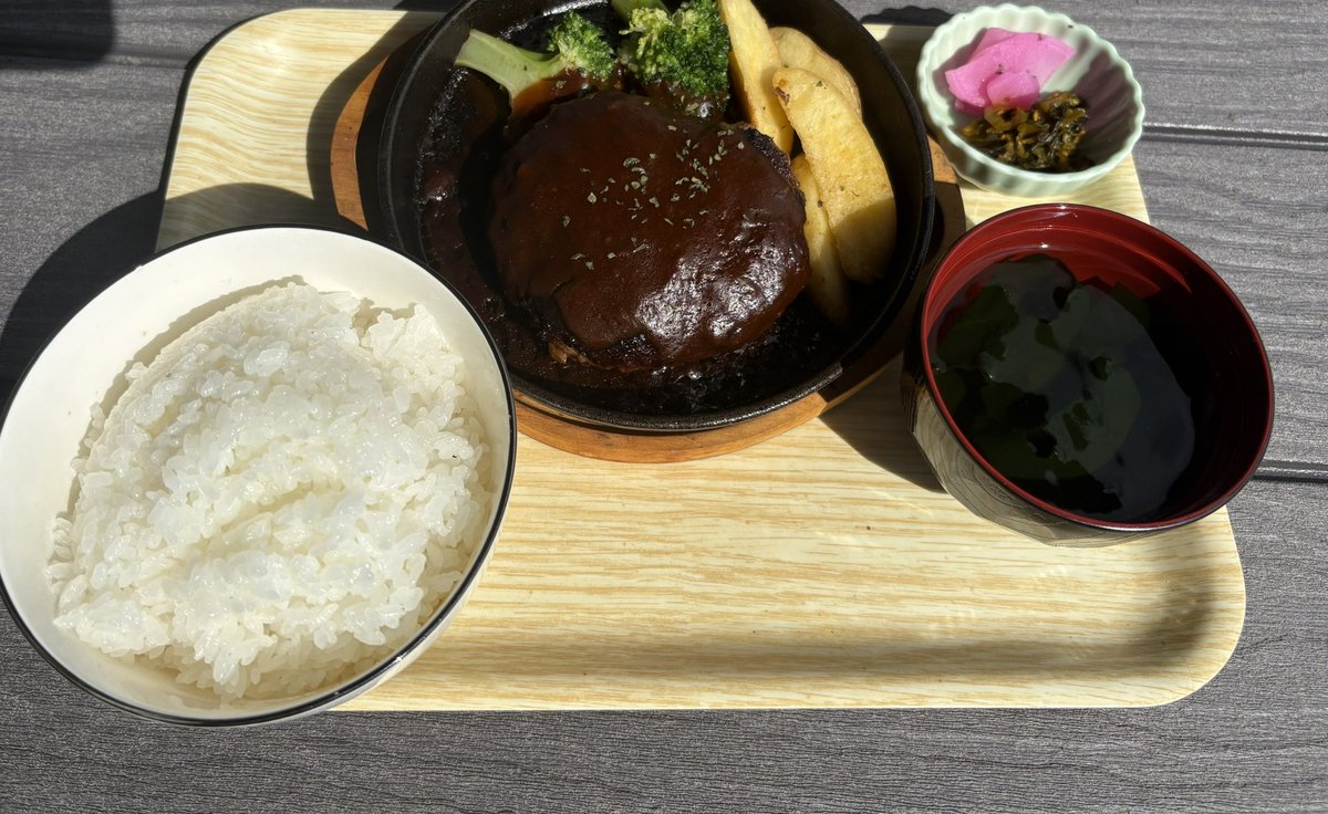 chonchira489's tweet photo. 赤牛を使ったハンバーグ٩( ᐛ )و
景色も相まってとても良かったですぅ！ https://t.co/9DwXVsDFfE