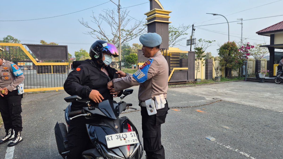 Propamppu's tweet photo. Kegiatan Gaktiblin oleh personil Provos Sipropam Polres PPU terhadap Personil Polres PPU yang akan melaksanakan dinas dengan bentuk pengecekan sikap tampang, surat-surat kendaraan, dan surat-surat jati diri Personil. https://t.co/jXk1DhUEXg
