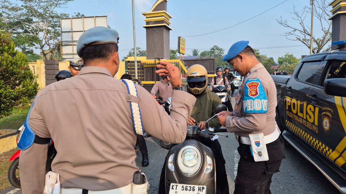 Propamppu's tweet photo. Kegiatan Gaktiblin oleh personil Provos Sipropam Polres PPU terhadap Personil Polres PPU yang akan melaksanakan dinas dengan bentuk pengecekan sikap tampang, surat-surat kendaraan, dan surat-surat jati diri Personil. https://t.co/jXk1DhUEXg