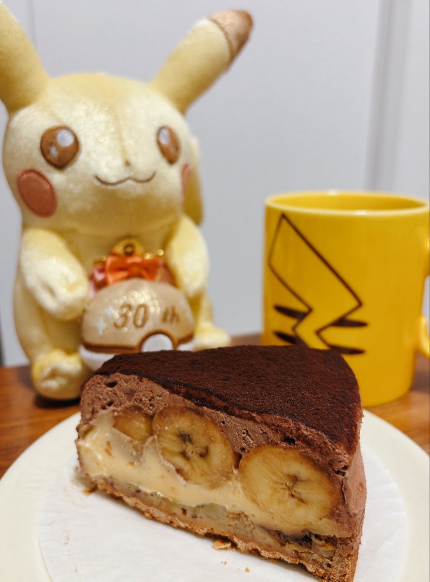 urasakisan's tweet photo. 30周年ピカをお迎えしたのでチョコバナナケーキで一緒にお祝い🎂 https://t.co/jNbRF0ks5a