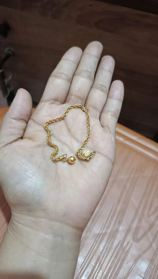 txtharihariWNI's tweet photo. Hampir setahun aku nabung dari hasil kerja sendiri, akhirnya kebeli gelang emas 5 gram. 😭

Pas ke rumah mertua, tiba-tiba gelangku mau dipinjam buat biaya sekolah anak ipar. Suamiku malah langsung bilang, “Iya boleh,” tanpa tanya aku. 😏

Aku nolak karena itu tabungan sekolah anakku. Eh, malah dibilang pelit dan perhitungan. 😭

Padahal uang yang mereka pinjam sebelumnya aja berkali-kali nggak kembali.

Menurut kalian, aku salah nggak, Bund?